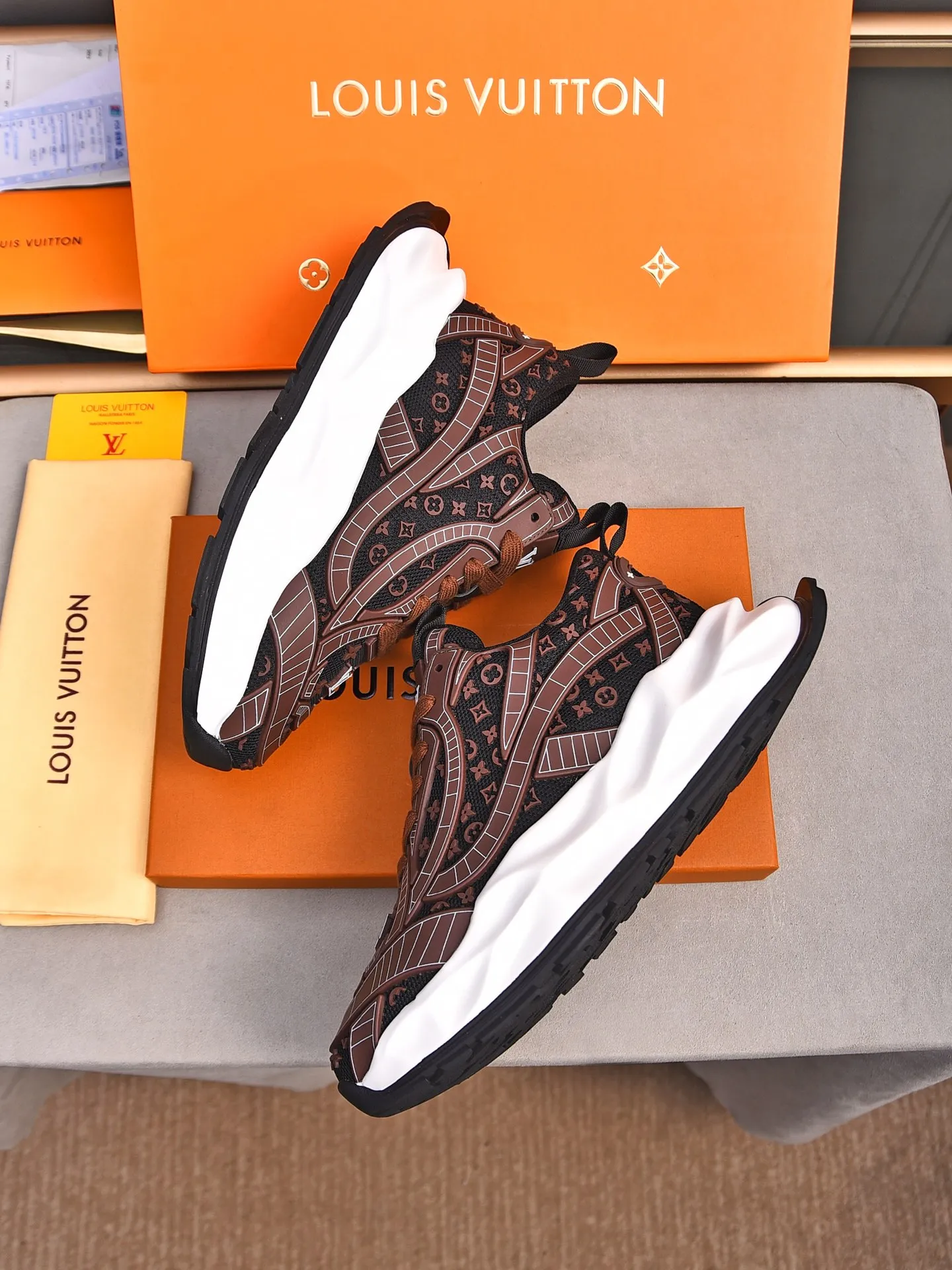 Men's shoes 💰580 📛📛【LOUIS VUITTON】Louis Vuitton 2024 new products👟Milan fashion catwalk style🇰🇾🇰🇾LV family logo, big-name style, a must-have for fashionistas⚠️Imported mesh with high-tech glue technology➕Cow leather➕Breathable mesh lining➕Genuine leather feet➕Special foam outsole👞Number 38-44 (45 46 custom-made)